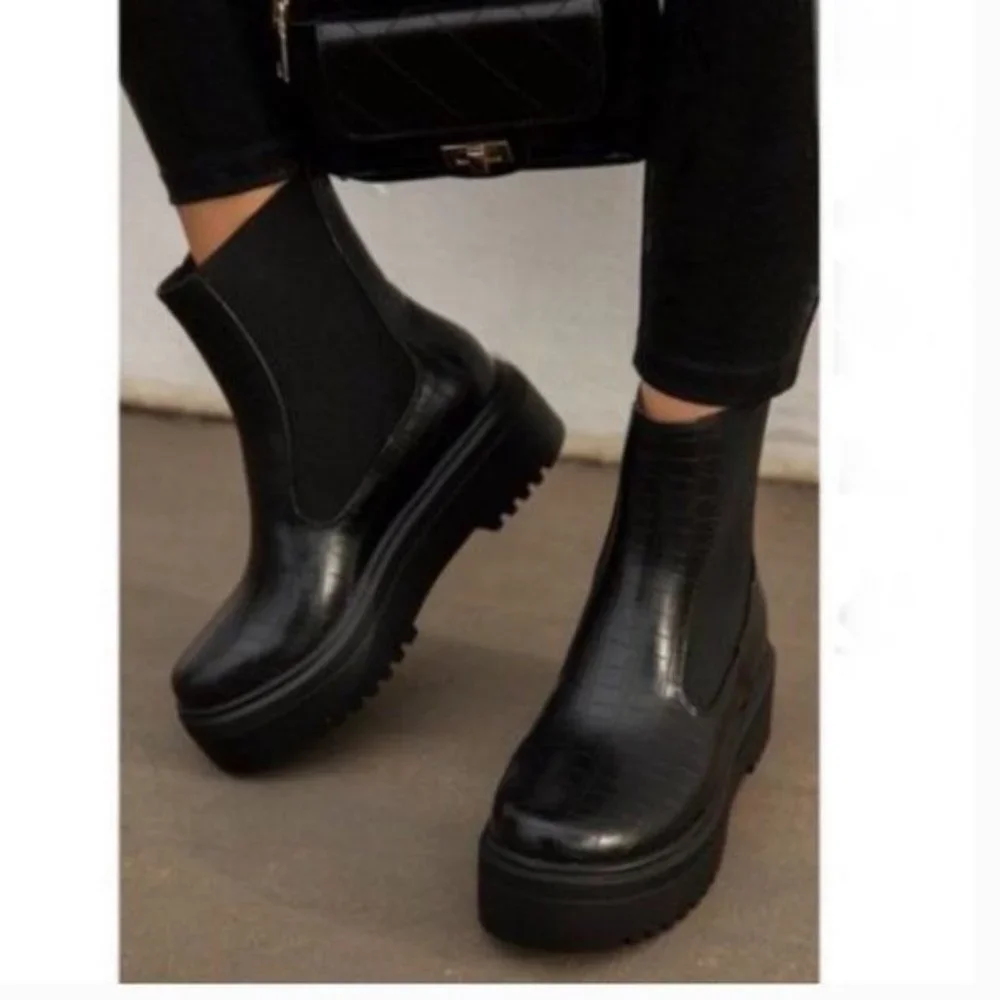 !! NEW !! Black Embossed Croc Pull On Chelsea Lug Sole Boots - Picture 1 of 5